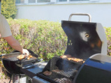 Tobias Schöller hat auch einen Holzkohlengrill mitgebracht