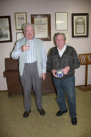 Ehrung für vollständigen Probenbesuch. Rechts: Friedrich Stadler, links Josef Rommel (nur 2 x gefehlt)