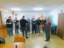 Zu Beginn das Lied "Frisch gesungen"