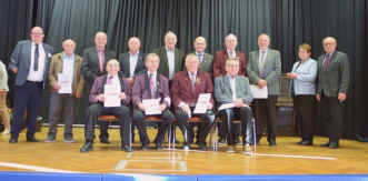 Auch Siefried Haiss (Gem. Chor Starzeln, 2. v. li.) wurde für 50 Jahre Treue geehrt