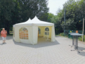 Das Zelt für die Bar ist eine Leihgabe der Feuerwehr