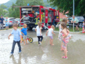 Sintfluten ergießen sich über die Flammen - die Kinder freut's!