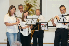 Der Musikverein eröffnet mit zwei Stücken