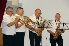 Der Musikverein eröffnet mit zwei Stücken