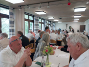 Beim anschließenden Essen, Kaffee und Kuchen