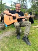 Markus Mauri mit Gitarre in seinem Element