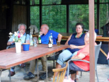 Josef Rommel, Christoph und Angelika Gormy genießen den Nachmittag mit Adelheid Welte 