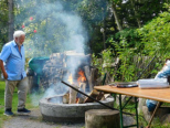 Unser Ehrenvorsitzender Detlef Ahlfänger schürt das Feuer für den Grill