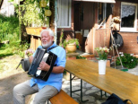 Unser Detlef hat nach Jahren wieder seine Ziehharmonika ausprobiert - toll!