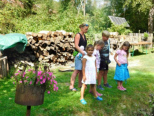 Familie Schuler sucht die Forellen im Teich 