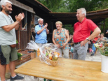 Der Chor gratuliert Brigitte und  Georg Simmendinger zur goldenen Hochzeit mit einem Geschenkkorb