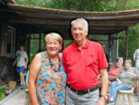 Der Chor gratuliert Brigitte und  Georg Simmendinger zur goldenen Hochzeit mit einem Geschenkkorb