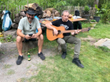 Markus und Damir singen gemeinsam mit Gitarrenbegleitung