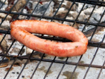Außen am Rand gart die köstliche Bauernbratwurst am besten