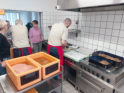 Bauch und Braten von zwei Schweinen werden aufgeschnitten