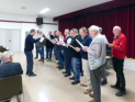 Der Männerchor singt zu Beginn: "Hab' oft im Kreise der Lieben"