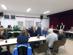 Die Sänger und Sängerinnen warten auf den Beginn