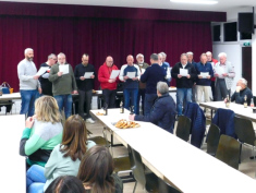 Der Männerchor singt zu Beginn: "Hab' oft im Kreise der Lieben"