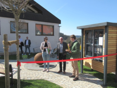 Nach den Ansprachen von Ortsvorsteher Gerd Schäfer, Bürgermeister Davide Licht und der Regionalmanagerin Elisabeth Markwardt wurde der Dorfplatz offiziell eröffnet.
