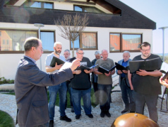 "Brüder reicht die Hand zum Bunde"
