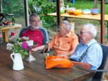 Peter Kroschwitz, Hans Gosolitsch und Josef Rommel machten es sich am Tisch gemütlich