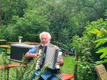 Detlef Ahlfänger spielt paar Lieder auf seinem Akkordeon