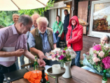 Edith und Detlef Ahlfänger feierten dieses Jahr ihre goldene Hochzeit. Es gab einen Geschenkkorb und Glückwünsche für das Jubelpaar.