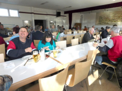 Viele hungrige Gäste genießen unsere traditionelle Schlachtplatte