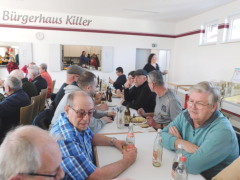 Viele hungrige Gäste genießen unsere traditionelle Schlachtplatte