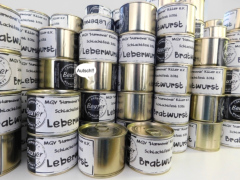 Leckere Lyoner, Leberwurst und Bratwurst in Dosen