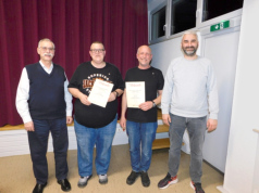 Frank Schaupp und Tobias Schuler wurden für 30 Jahre Singen geehrt. Links Manfred Bittner und rechts außen Damir Cucic