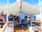 Fünf Lieder schallen mit dem Fahrtwind über das Sonnendeck