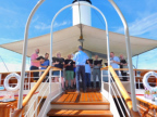 Fünf Lieder schallen mit dem Fahrtwind über das Sonnendeck