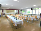 Fleißige Helfer und Helferinnen hatten das Bürgerhaus zum Festsaal dekoriert