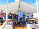 Fünf Lieder schallen mit dem Fahrtwind über das Sonnendeck