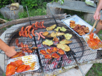 Kaum sind die ersten Steaks fertig, kommen schon die nächsten dran