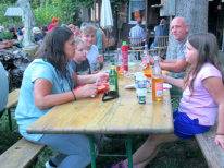 Die Frau von Damir und die Familie Schuler genießen den Abend
