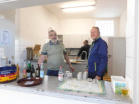 Peter Kroschwitz und Bernhard Sauter am Getränkeausschank