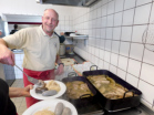 Tobias Schuler beim Anrichten der Schlachtplatte