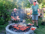 Detlef Ahlfänger und Bernhard Sauter haben ein Auge auf unser leckeres Grillgut 