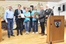 Bürgermeister Davide Licht überreicht eine Gratulations-Urkunde und ein kleines Präsent