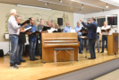 Der Männerchor "Harmonie" unter der Leitung von Johannes Schellinger singt vier Lieder: "Viva la compagneia", "Rüttel nicht", "Crambambuli" und "Trinklied"