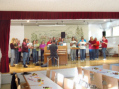 Der Chor "Vocal Harmonies" unter Michael Binder bim Einsingen