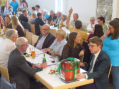 Am "Promi-Tisch" Bürgermeister Davide Licht, Ortsvorsteher Gerd Schäfer, Dieter Dürrschnabel vom Chorverband. In der Bildmitte Erwin Staiger, Verbands-Schatzmeister mit Gattin