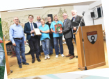 Bürgermeister Davide Licht überreicht eine Gratulations-Urkunde und ein kleines Präsent
