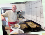Tobias Schuler beim Anrichten der Schlachtplatte